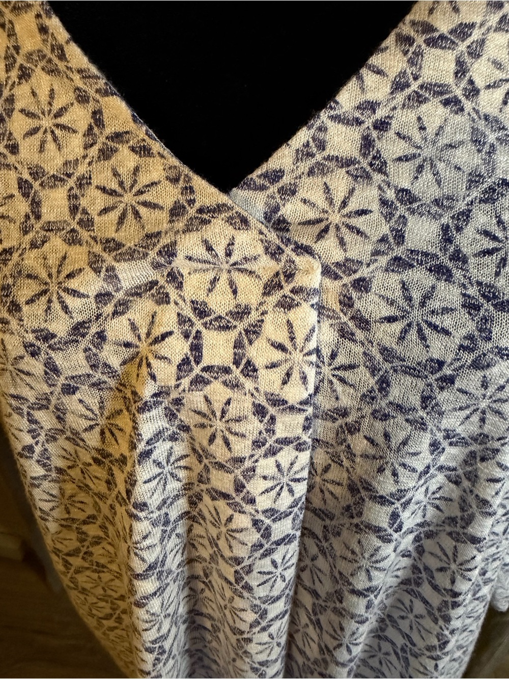 bobeau White and Blue V-Neck Long Sleeve Floral Top P2P 31 Length 28” . - Picture 4 of 7
